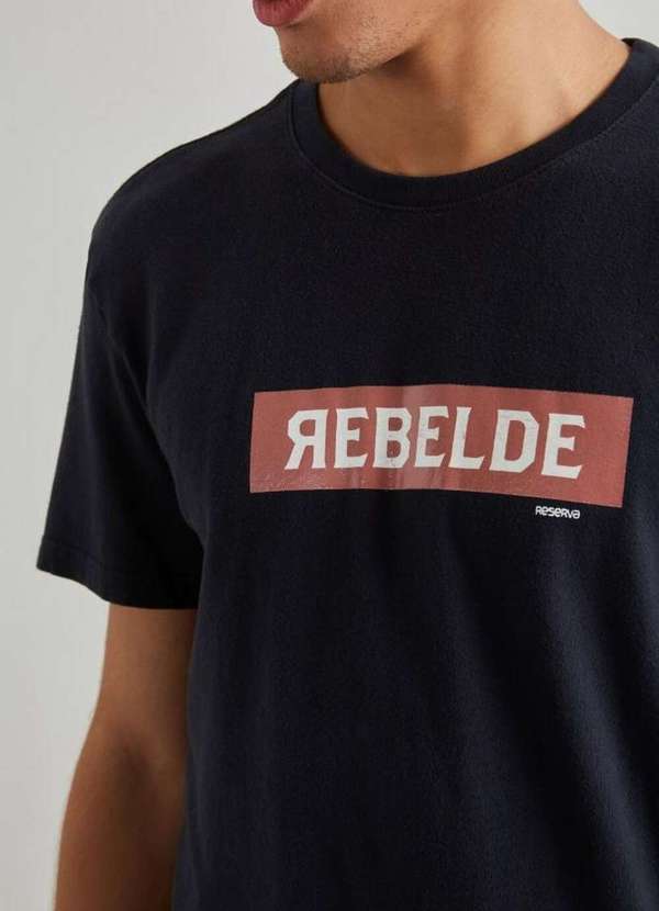 

Camiseta Estampada Rebelde Preto