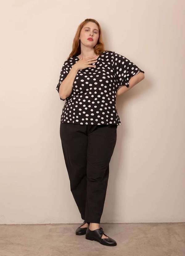 Camiseta Quadrada Bolinhas Plus Size Preto