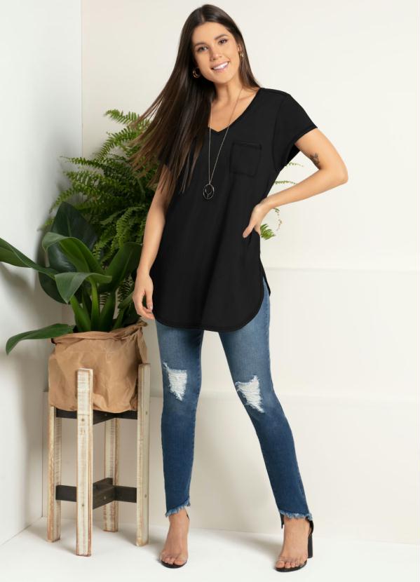 

Blusa Alongada Preta com Decote V, Preto