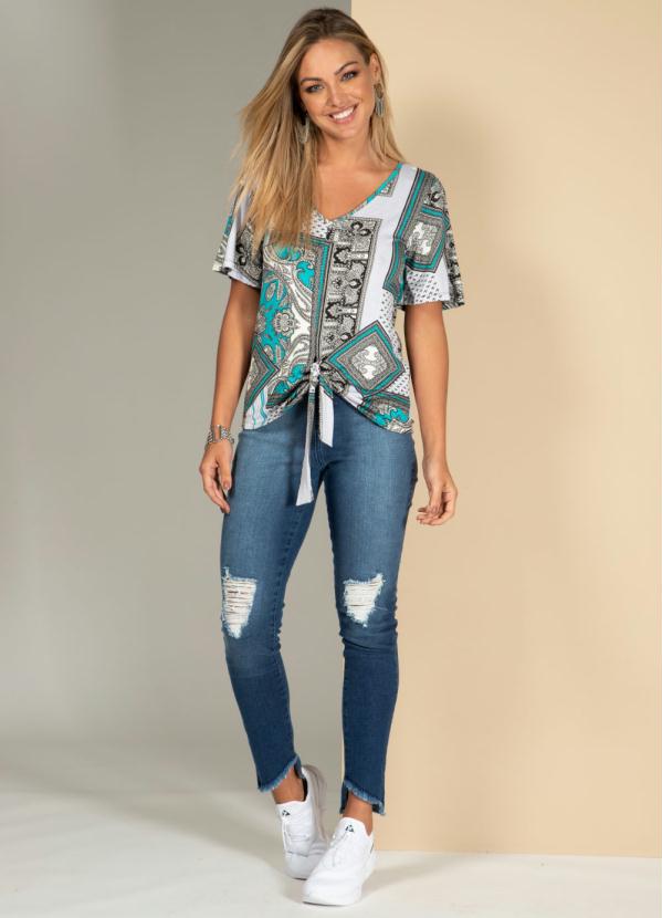 

Blusa com Amarração na Barra Floral Azul