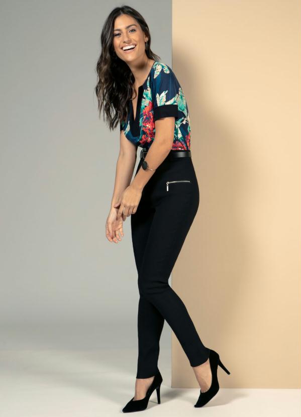 

Blusa Floral Azul com Recorte no Decote