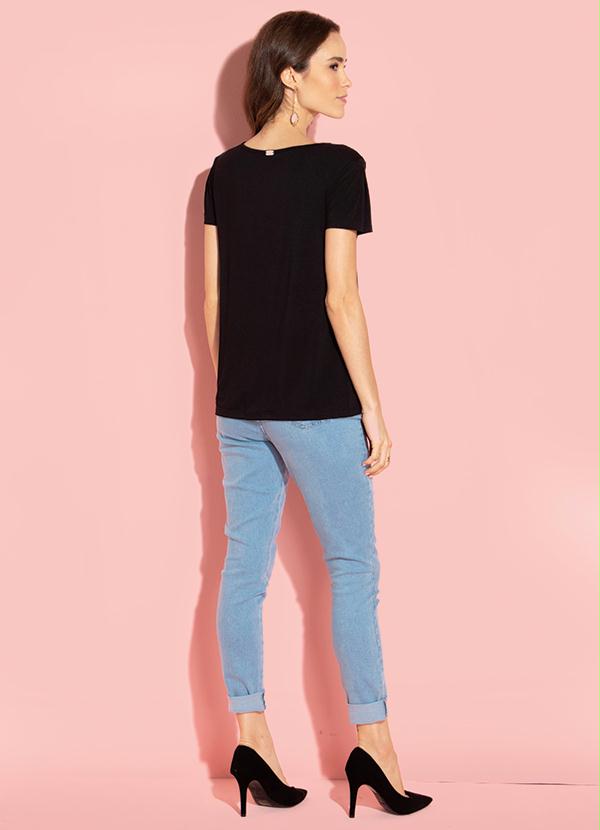 

Blusa Preta com Aplicações no Decote, Preto