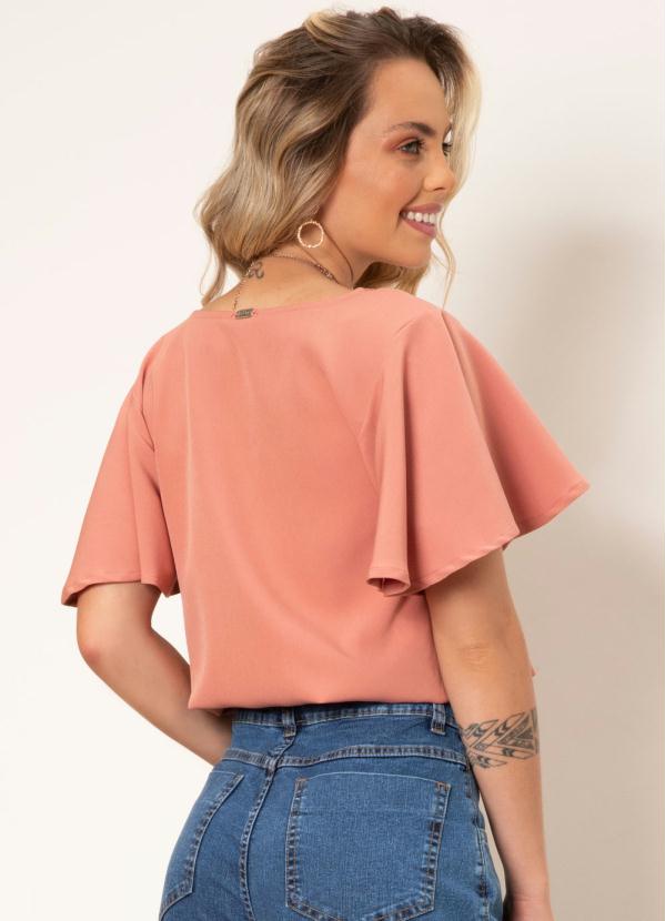 

Blusa Rosa com Mangas Evasê e Blusê na Barra