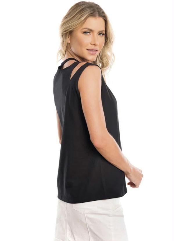 

Blusa com Abertura no Ombro Preto