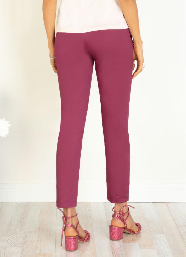 

Calça Bordô com Detalhes Contrastantes no Cós, Roxo