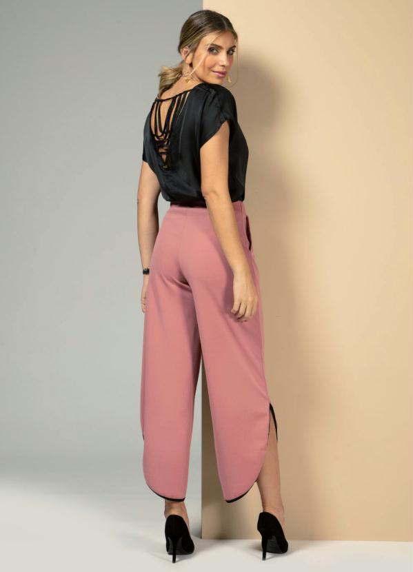 

Calça com Bolsos e Fenda Rosa