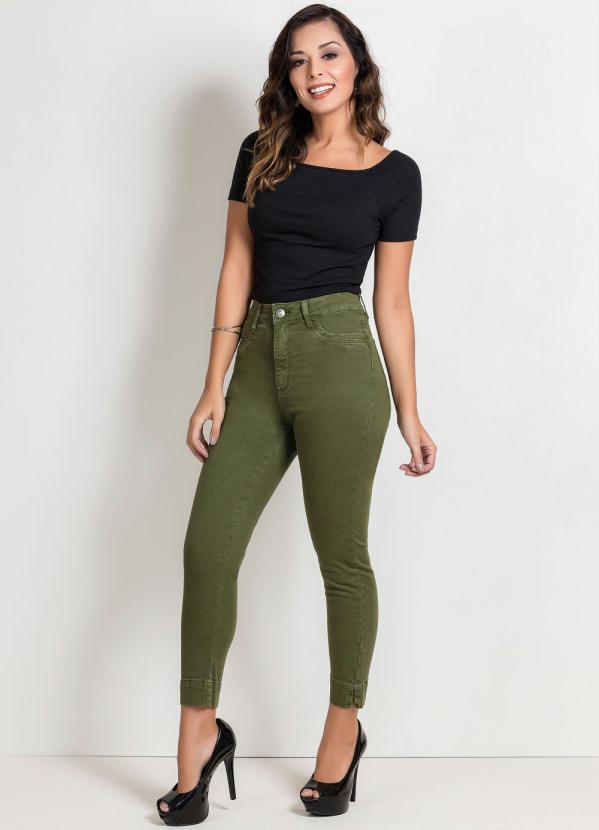 

Calça Cropped Verde Militar com Fendas Sawary