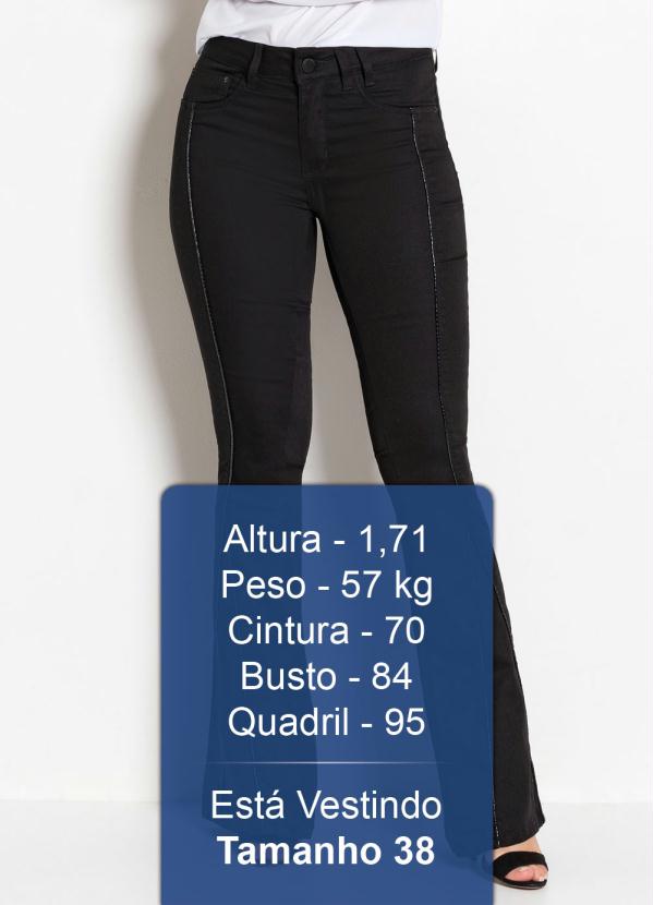 

Calça Flare Preta Sawary com Detalhe em Relevo, Preto