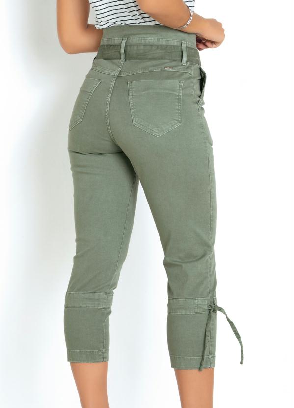 

Calça Cropped Verde Sawary com Cinto Ajustável