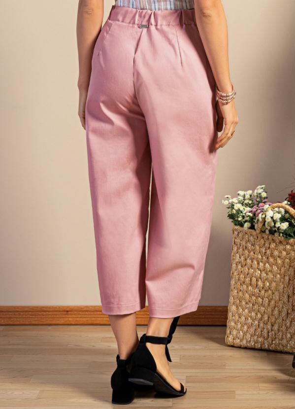 

Calça Rosa Pantacourt com Bolsos Funcionais