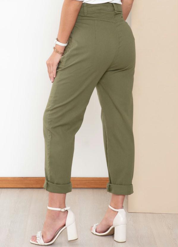 

Calça Verde com Bolsos Funcionais