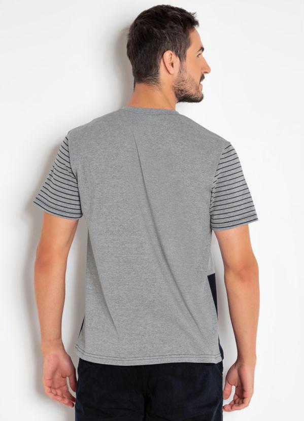 

Camiseta Masculina Mescla com Bolso e Recortes, Cinza