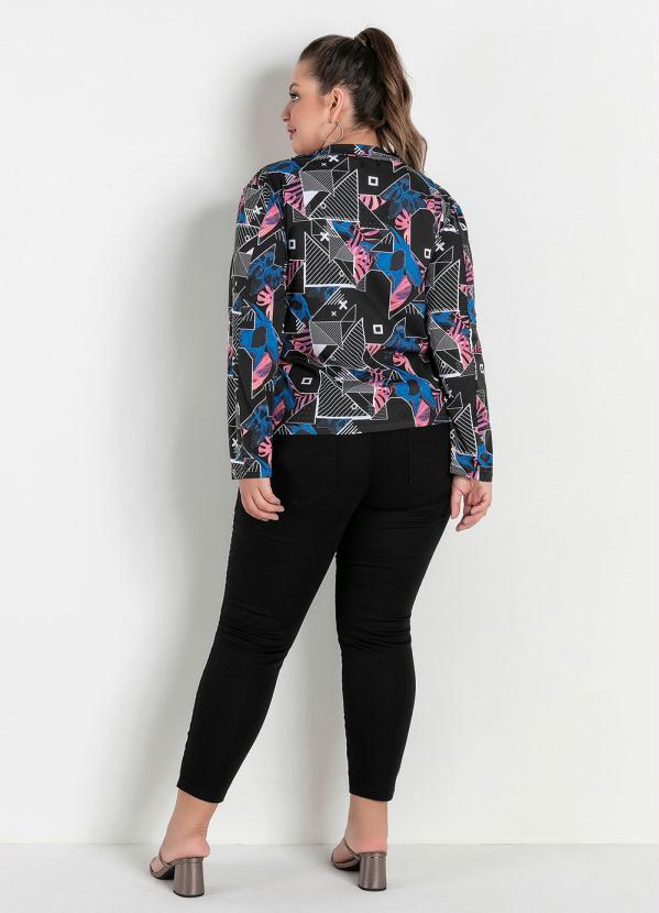 

Blazer Abstrato Preto com Botões Plus Size