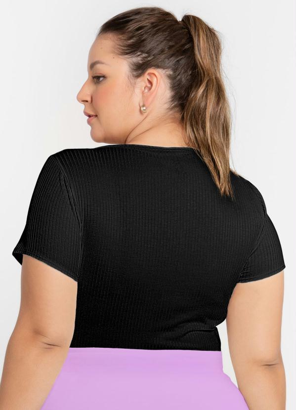 

Blusa com Detalhe no Decote Preto