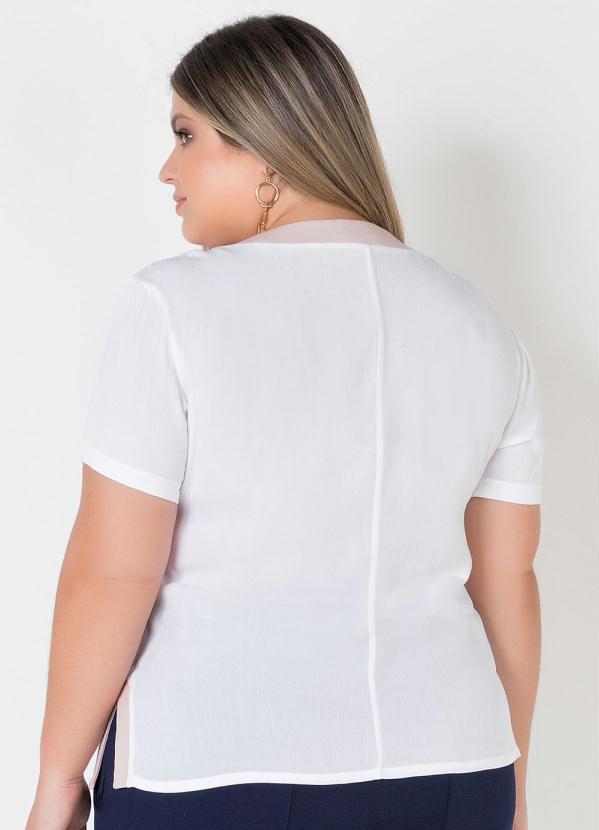 

Blusa Plus Size Branca com Detalhes em Rosa, Azul