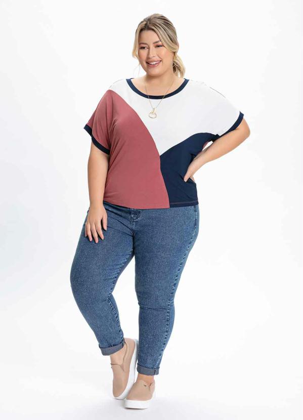 

Blusa Plus Size Marsala com Recortes, Multicores