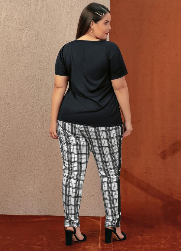 

Conjunto Blusa e Calça Xadrez e Preto Plus Size