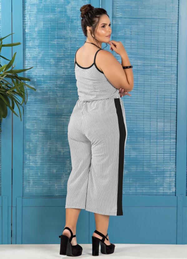 

Macacão Pantacourt Plus Size Listrado e Preto