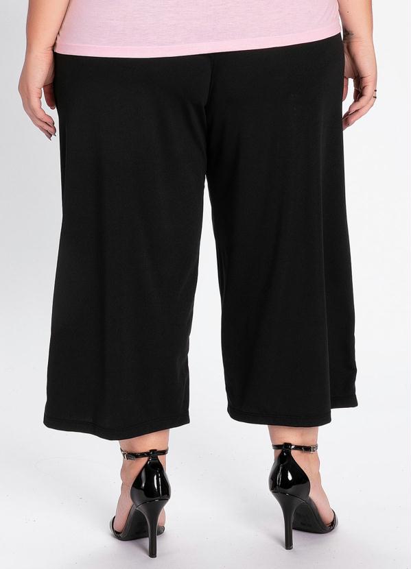 

Calça Pantacourt Preta com Bolsos Plus Size, Preto