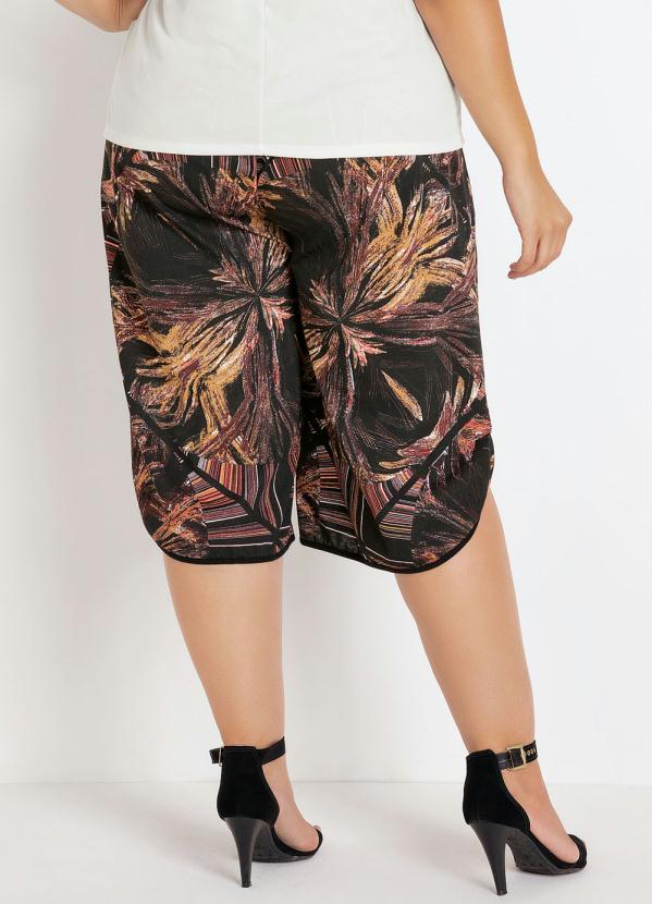 

Pantacourt com Fendas Abstrata Plus Size, Marrom