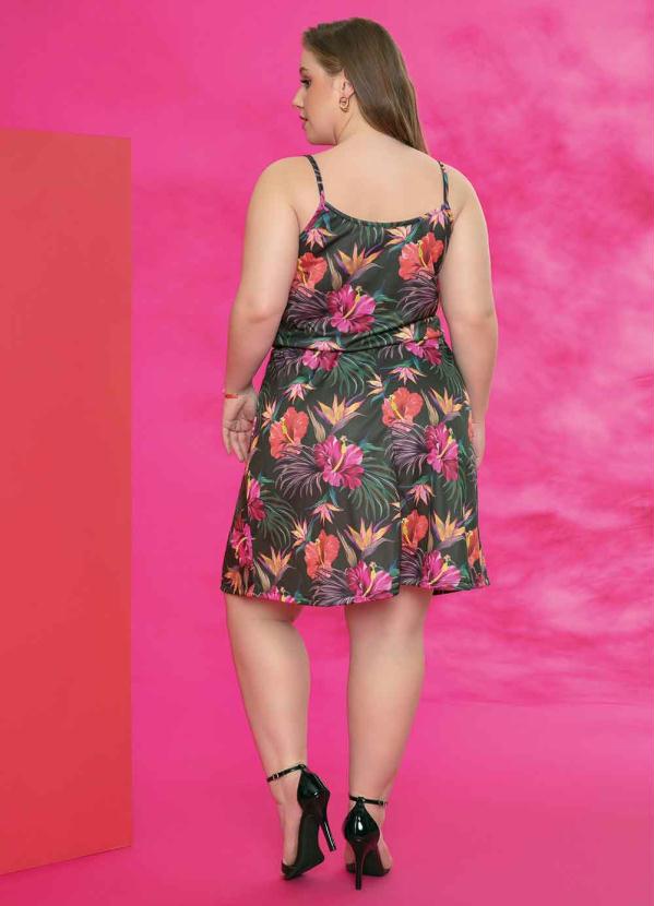 

Vestido Floral Preto com Saia Ampla Plus Size