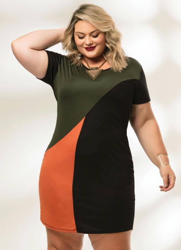 

Vestido Preto com Recortes Contrastantes Plus Size