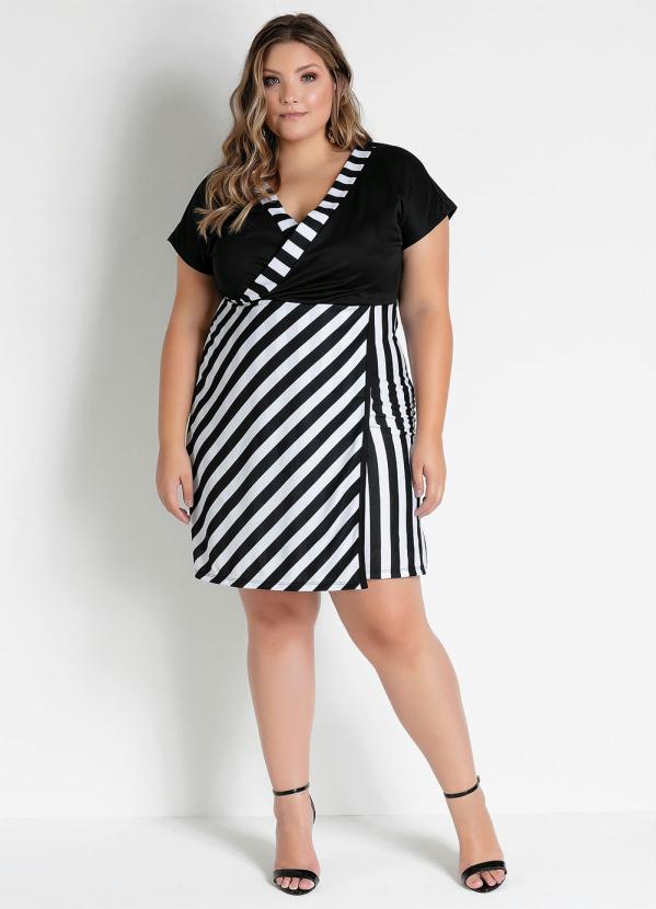 

Vestido Preto e Listras Transpassado Plus Size