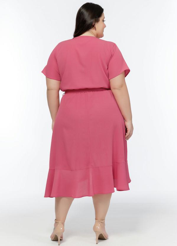 

Vestido Plus Size Rosa Transpassado com Babados