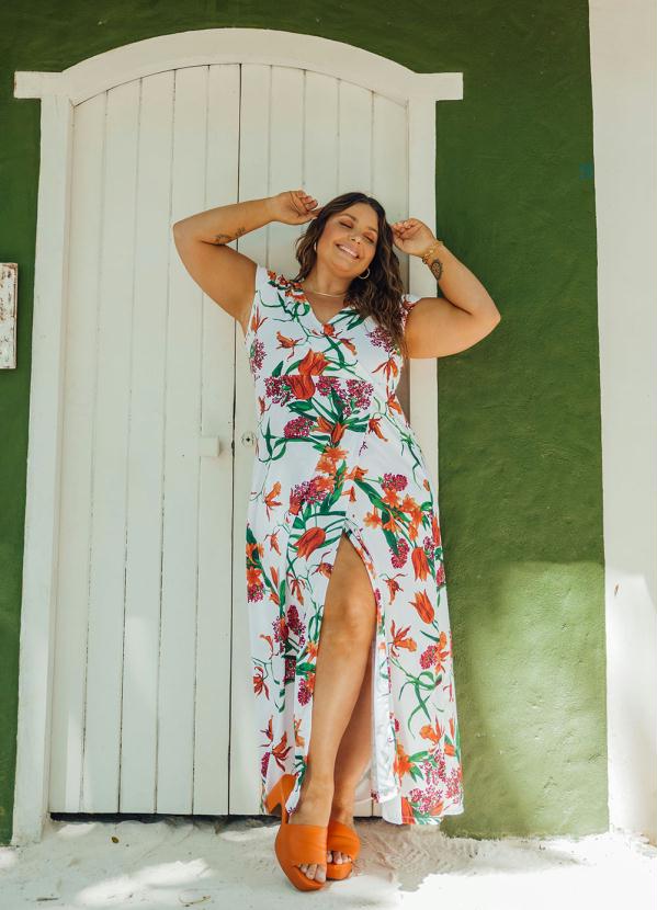 

Vestido Transpassado Floral Branco Plus Size