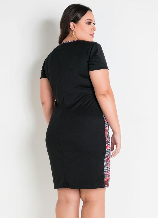 

Vestido Preto com Recorte Estampado Plus Size